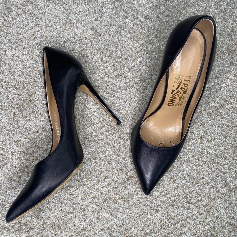 SALVATORE FERRAGAMO SADDLE SOFT LEATHER BLACK HEELS SIZE 7.5